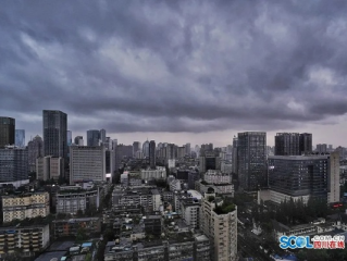 蜀天欲裂，成都大暴雨前夜，一座城市的呼吸与守望