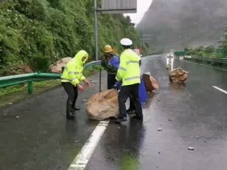 广西多地遭遇特大暴雨，河流水位猛涨，多地启动应急响应
