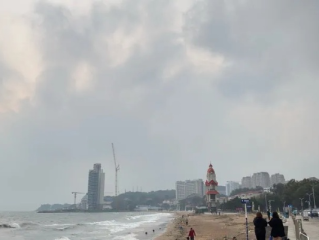 青岛明天天气，海雾散去后的温暖晴空，适宜漫步海边